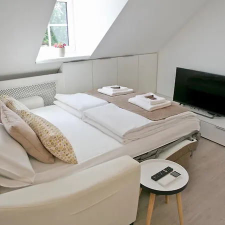 Hisa Pod Gradom * Ljubljana