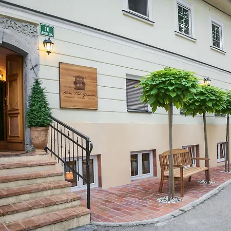 Hisa Pod Gradom * לובליאנה